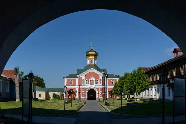 Церкву Святого Філіпа Вид Арки Valdaisky Іверського Svyatoozersky Bogoroditsky Монастиря — стокове фото