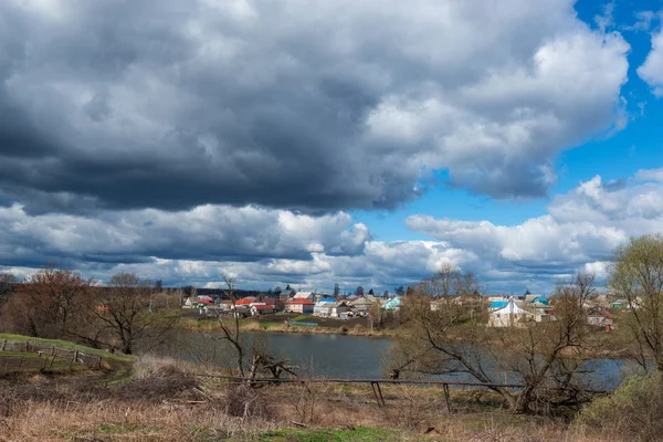 Dramatiska Moln Och Moln Hängde Över Byn Snödroppar Första Vårblommorna — Stockfoto