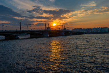 Neva embankment şehir St. Petersburg üzerinde bronz günbatımı