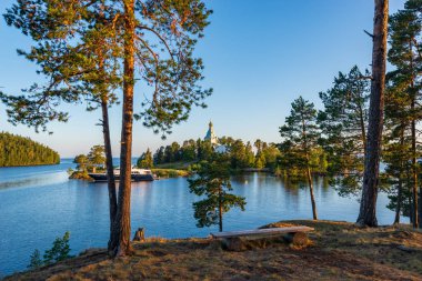 Bay Valaam Manastırı ve St. Nicholas Skete girişinde güzel manzarasına. Harika adanın Valaam göl Lodozhskoye, Karelya üzerinde yer alır. Balam - cennete bir adım