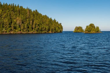Bay gelen bir boat_1 çıkmak. Harika adanın Valaam göl Lodozhskoye, Karelya üzerinde yer alır. Balam - cennete bir adım
