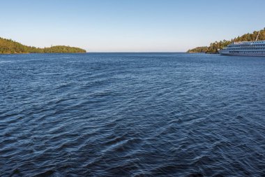 Cruise liners_2 için Valaam Adası büyük iskele. Harika adanın Valaam göl Lodozhskoye, Karelya üzerinde yer alır. Balam - cennete bir adım
