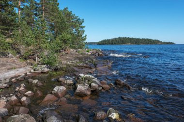 Valaam Adası taş kıyısında. Harika adanın Valaam göl Lodozhskoye, Karelya üzerinde yer alır. Balam - cennete bir adım