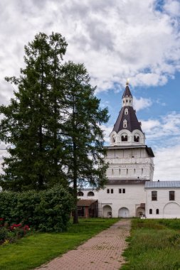 Gözetleme kulesi ve manastırın ekonomik bloğu. Dikey yönlendirme. Rus mabetleri. Teryaev'deki Joseph-Volotsky Manastırı. Moskova bölgesi, Teryaevo.