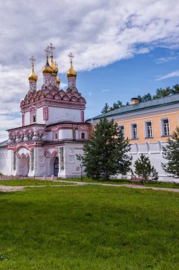 Manastıra giriş kapısı, yan görüş. Dikey yönlendirme. Rus mabetleri. Teryaev'deki Joseph-Volotsky Manastırı. Moskova bölgesi, Teryaevo.