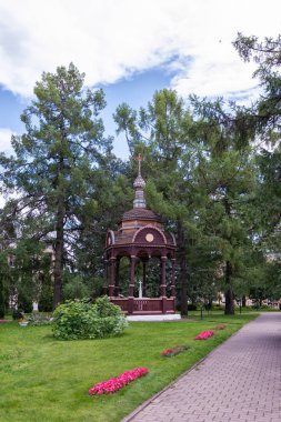 Su, ağaç ve çim bitki kaynağı ile bahçe mobilyaları. Rus mabetleri. Teryaev'deki Joseph-Volotsky Manastırı. Moskova bölgesi, Teryaevo.