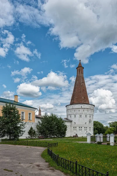 Wachturm Volumetrische Wolken Und Eine Schöne Wiese Russische Schreine Das — Stockfoto