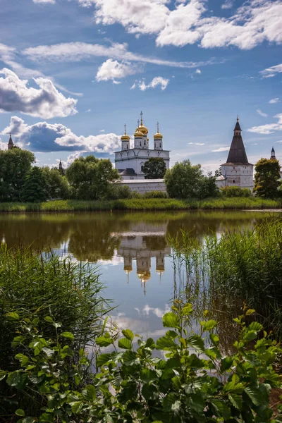 Templul Central Mănăstirii Reflectă Suprafața Apei Lacului Altare Ruseşti Mănăstirea — Fotografie, imagine de stoc