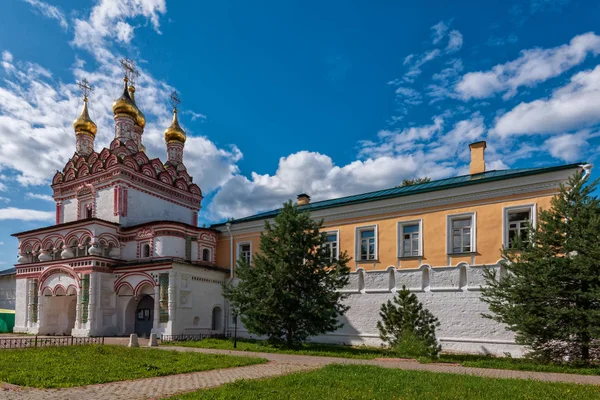 Une Magnifique Église Dessus Des Portes Monastère Sanctuaires Russes Monastère — Photo