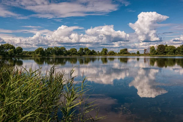 Reflejo Nubes Clima Soleado Lago Santuarios Rusos Monasterio Joseph Volotsky Imagen De Stock