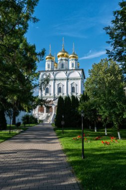 Manastırın merkez katedraline güzel bir ara sokak yaklaşıyor. Rus tapınakları. Teryaev 'deki Joseph-Volotsky Manastırı. Moskova bölgesi, Teryaevo.