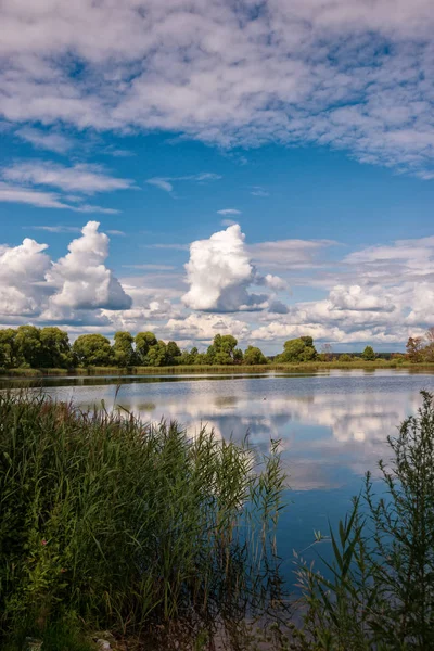 Jezioro Klasztorne Słoneczną Pogodę Rosyjskie Sanktuaria Klasztor Józefa Wołockiego Teryajewie — Darmowe zdjęcie stockowe