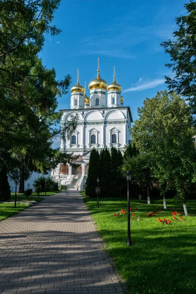 Прекрасна Алея Наближається Центрального Собору Монастиря Російські Храми Йосиф Волоцький — стокове фото