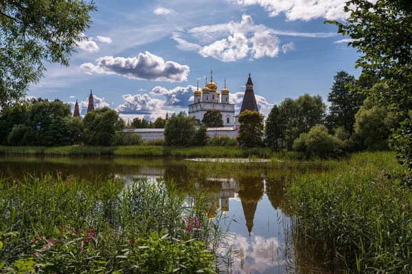 修道院的主要庙宇反映在湖中 俄国神龛 Teryaev的Joseph Volotsky修道院 莫斯科地区 Teryaevo — 免费的图库照片