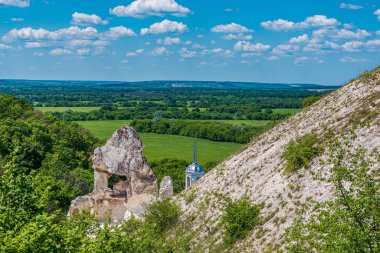 Kostomarovsky Manastırı 'nın Kretase döneminden kalma divaları. Rusya 'nın merkez bölgesinde inanılmaz olaylar.