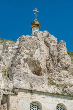 Tapınağın Altın Kubbesi ve Katedral 'in merkez girişi. Rusya 'nın merkez bölgesinde inanılmaz olaylar.