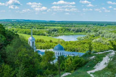 Manastır dağın eteğinde yer almaktadır. Rusya 'nın merkez bölgesinde inanılmaz olaylar.
