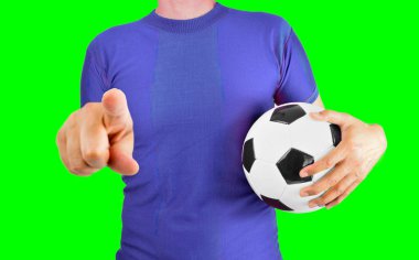 Bir top ve parmağıyla işaret ile futbolcu. İzole kesme chroma anahtar yeşil zemin üzerine. Dikiz