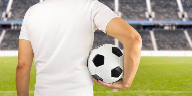 Stadı'nda futbol topu onun silah altında tutan bir genç oyuncu adamın dikiz resim kırpılmış. Dikiz
