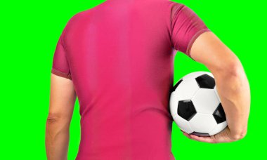 topu kollarını ve kırmızı t-shirt altında tutan genç bir futbolcu dikiz resim kırpılmış. İzole kesme chroma anahtar yeşil zemin üzerine. Dikiz