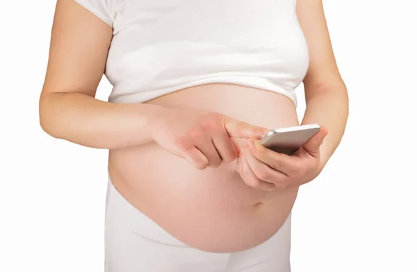 Kobiety Ciąży Przy Użyciu Telefon Komórkowy Białym Tle — Zdjęcie stockowe