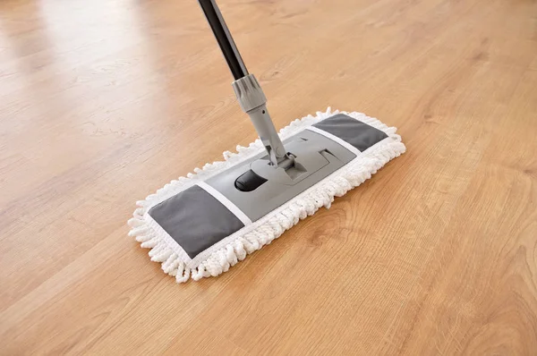 Reinigungsgeräte Wischen Einen Wohnzimmerboden Mit Parkett — Stockfoto