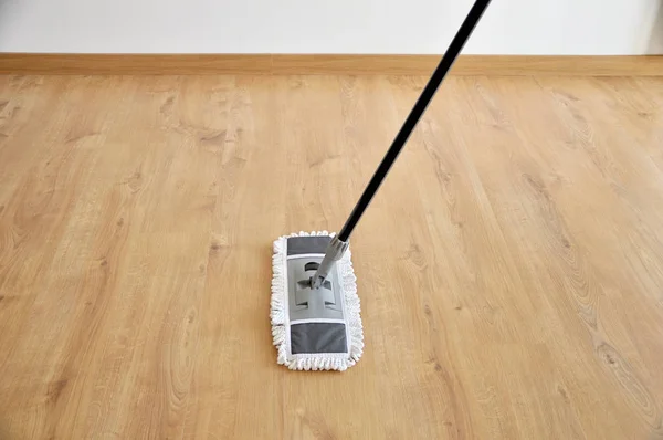 Καθαρισμός Εργαλείων Σφουγγάρισμα Ένα Πάτωμα Του Σαλονιού Παρκέ — Φωτογραφία Αρχείου