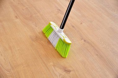 ev işleri, temizlik ve housekeeping kavramı - evde Zemin süpürme süpürge kadar yakın