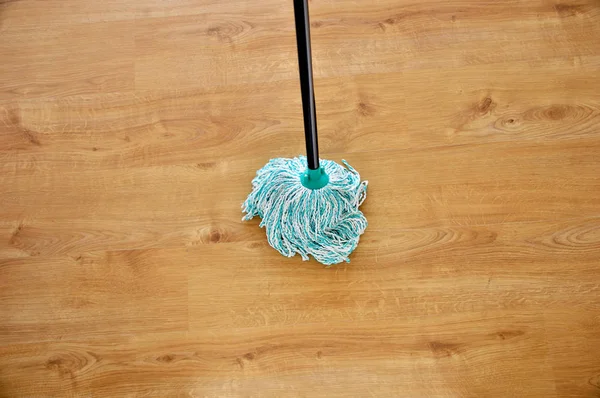 Καθαρισμός Εργαλείων Σφουγγάρισμα Ένα Πάτωμα Του Σαλονιού Παρκέ — Φωτογραφία Αρχείου