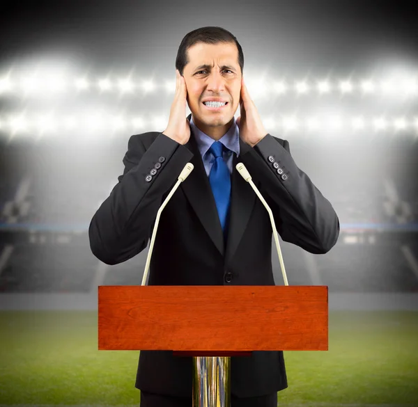 경기장에서 소음을 듣지를 손으로 자신의 관리자의 초상화 — 스톡 사진