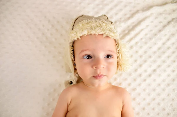 Baby Mit Hut Und Blick Nach Oben — Stockfoto