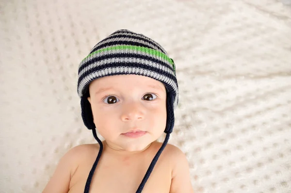 Baby Mit Hut Und Blick Kamera — Stockfoto