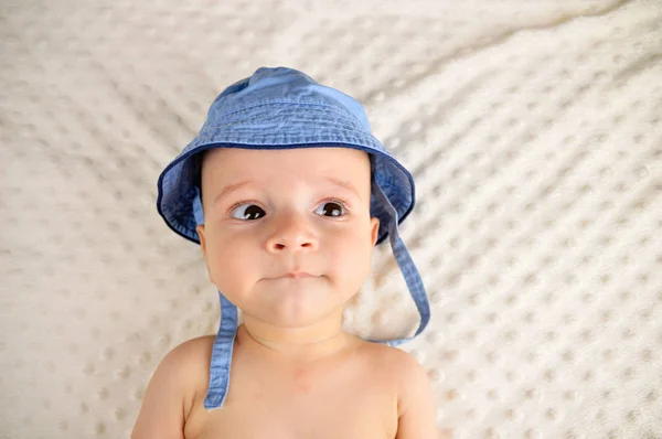 婴儿在帽子和仰望 — 图库照片