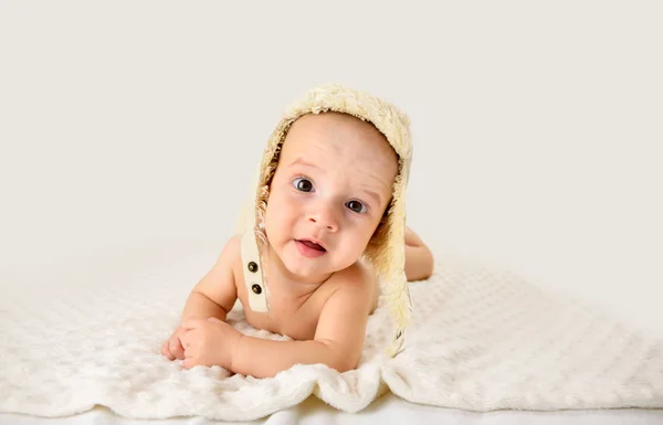 Baby Med Hatt Ser Kamera – stockfoto