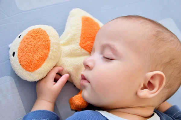 Bijgesneden Shot Van Een Schattig Jongetje Een Dutje Doen — Stockfoto