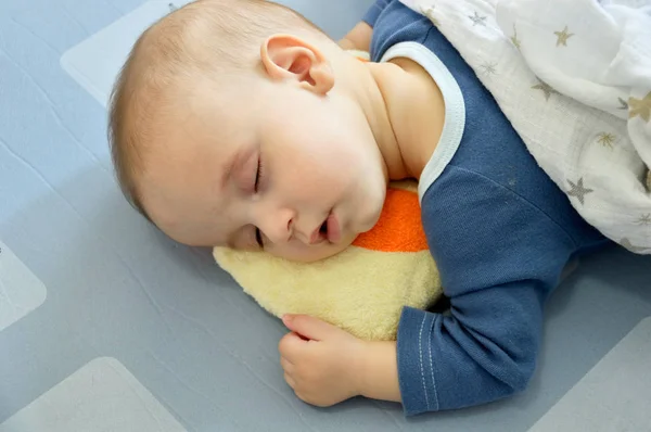 Bijgesneden Shot Van Een Schattig Jongetje Een Dutje Doen — Stockfoto