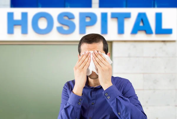 Człowiek Płacze Nie Ubezpieczenia Zdrowotnego Chory Następnego Budynku Szpitala — Zdjęcie stockowe