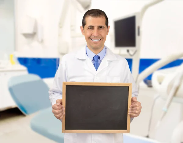 Dentista Masculino Pie Con Bata Laboratorio Pie Sonriendo Con Pizarra — Foto de Stock