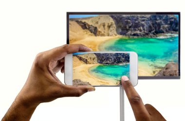 bir akıllı telefon closeup bağlı ağ tv ve öngören bir fotoğraf (tv ve telefon görüntü bir fotoğraf bir Beach Lanzarote Canaria Adası'nda benim portföy)