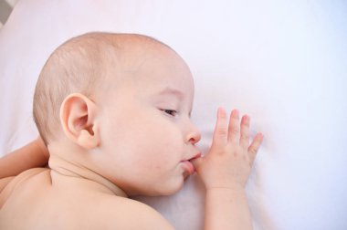 Bir şekerleme alarak bir bebek çocuk bardak kırpılmış