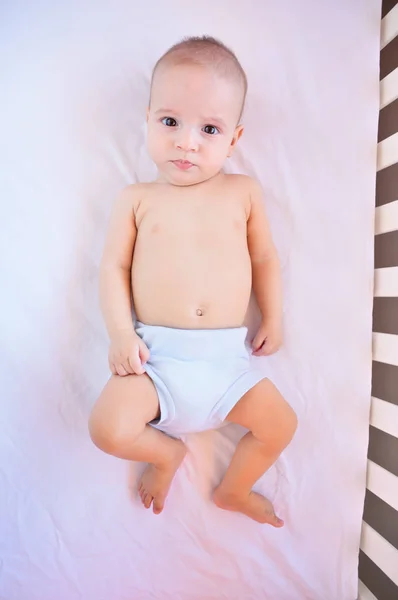 Porträtt Söt Baby Pojke Tittar Kameran Mot — Stockfoto