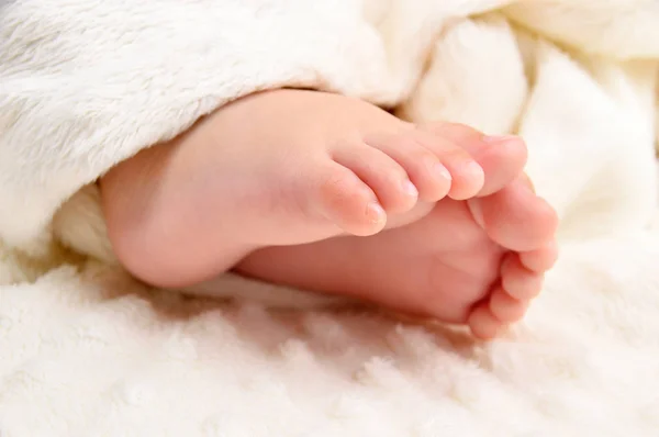 Close Van Een Pasgeboren Baby Boy Voeten — Stockfoto