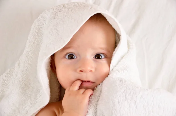 Girato Adorabile Bambino Coperto Asciugamano Bianco Contro Uno Sfondo Sfocato — Foto Stock