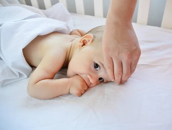 Madre Comprobando Temperatura Bebé Enfermo Casa — Foto de Stock