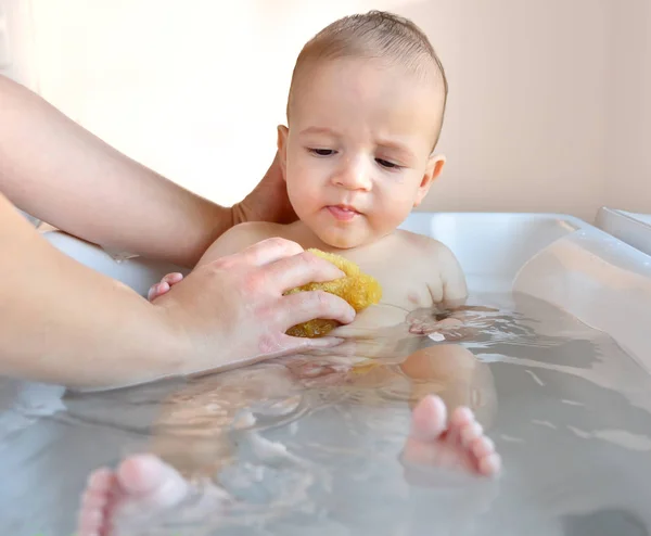 Bijgesneden Shot Van Een Babyjongen Wordt Gebaad Door Haar Moeder — Stockfoto