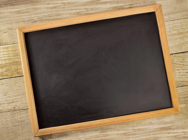 木製の背景を持つ黒板空空 コピー スペース — ストック写真