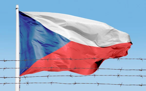 Металлический Забор Колючей Проволокой Чешском Флаге Концепция Разделения Защита Границ — стоковое фото