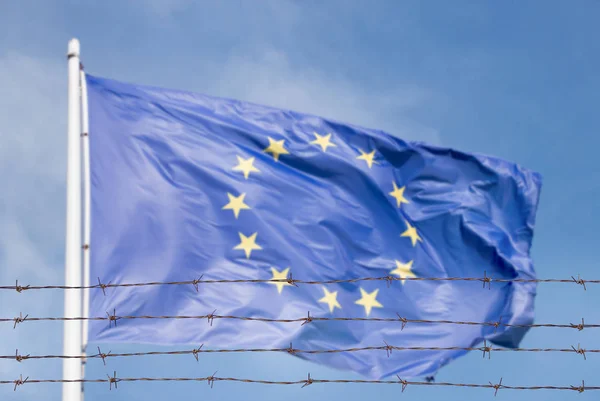 Valla Metal Con Alambre Púas Una Bandera Unión Europea Concepto —  Fotos de Stock