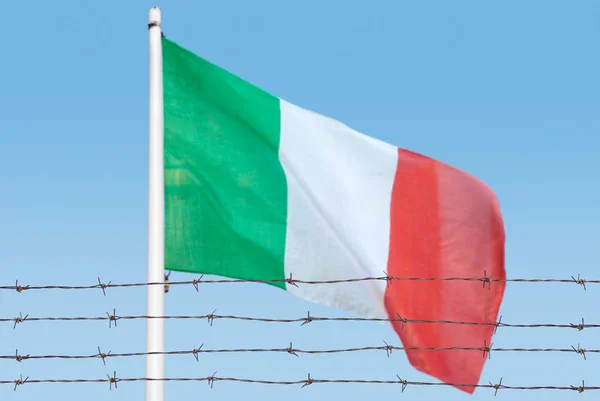 Kovový Plot Ostnatým Drátem Italskou Vlajkou Oddělení Koncepce Ochranu Hranic — Stock fotografie
