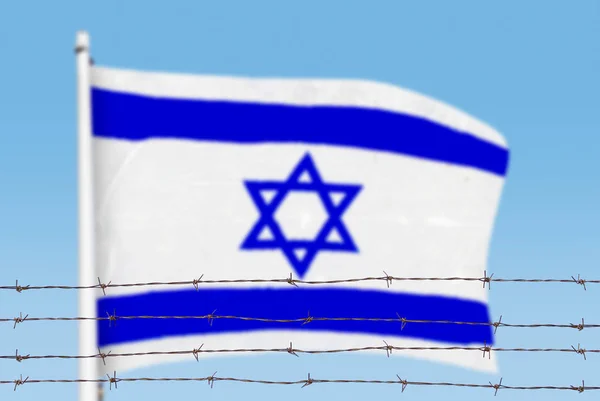 Valla Metálica Con Alambre Púas Una Bandera Israelí Concepto Separación —  Fotos de Stock